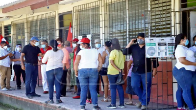 Los simpatizantes de los tres partidos políticos se movilizaron desde temprano a votar. Fotos: F.Muñoz